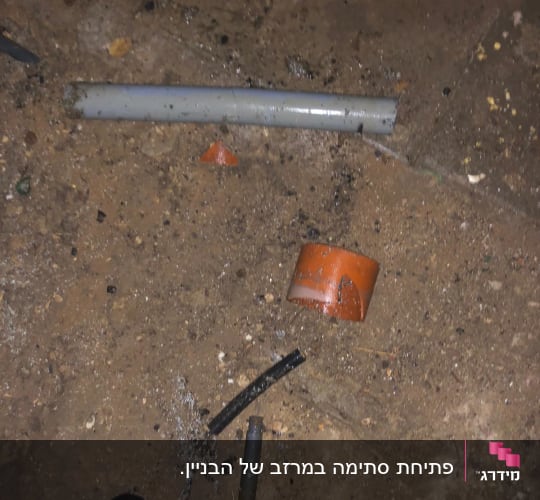 צינורות שבורים על אדמה רטובה באתר עבודה